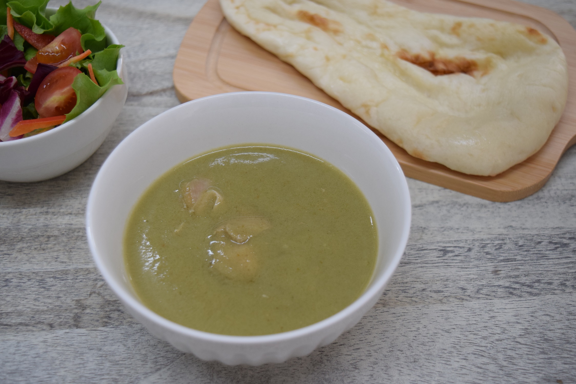 ココナッツミルク香るグリーンカレー（チキン）盛り付け例