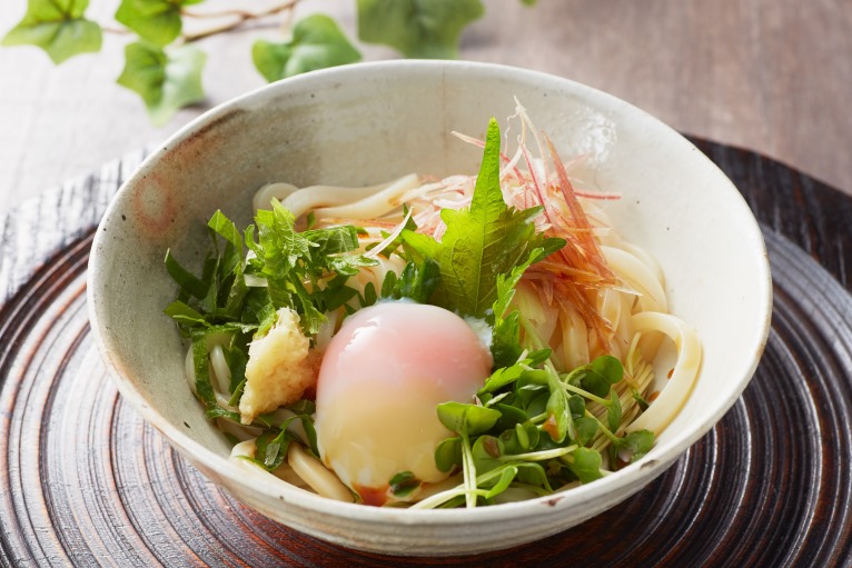 薬味たっぷり温玉うどん　さくら醤油風味出来上がり図