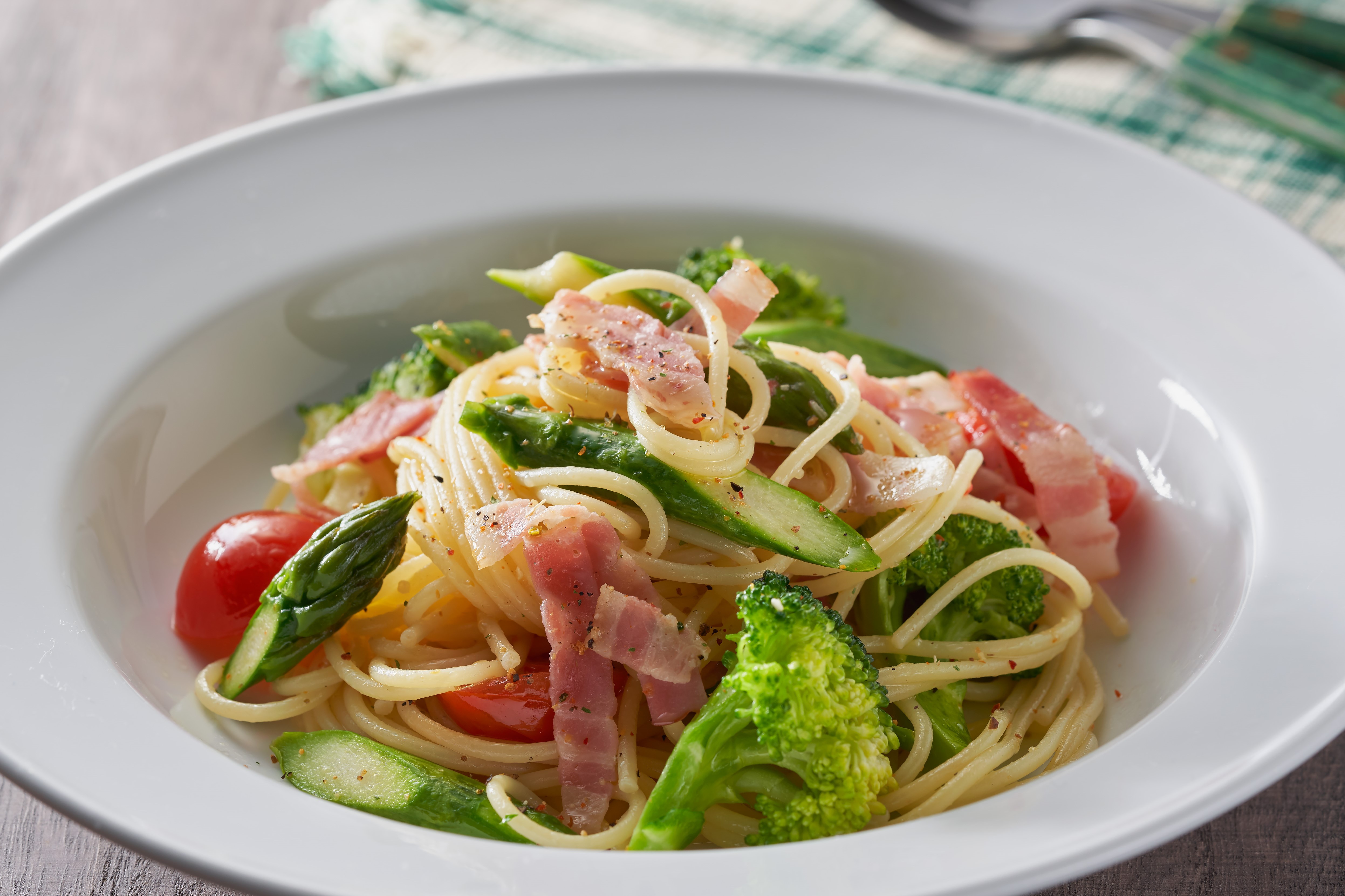 グリーン野菜とベーコンのスパイスパスタ出来上がり図