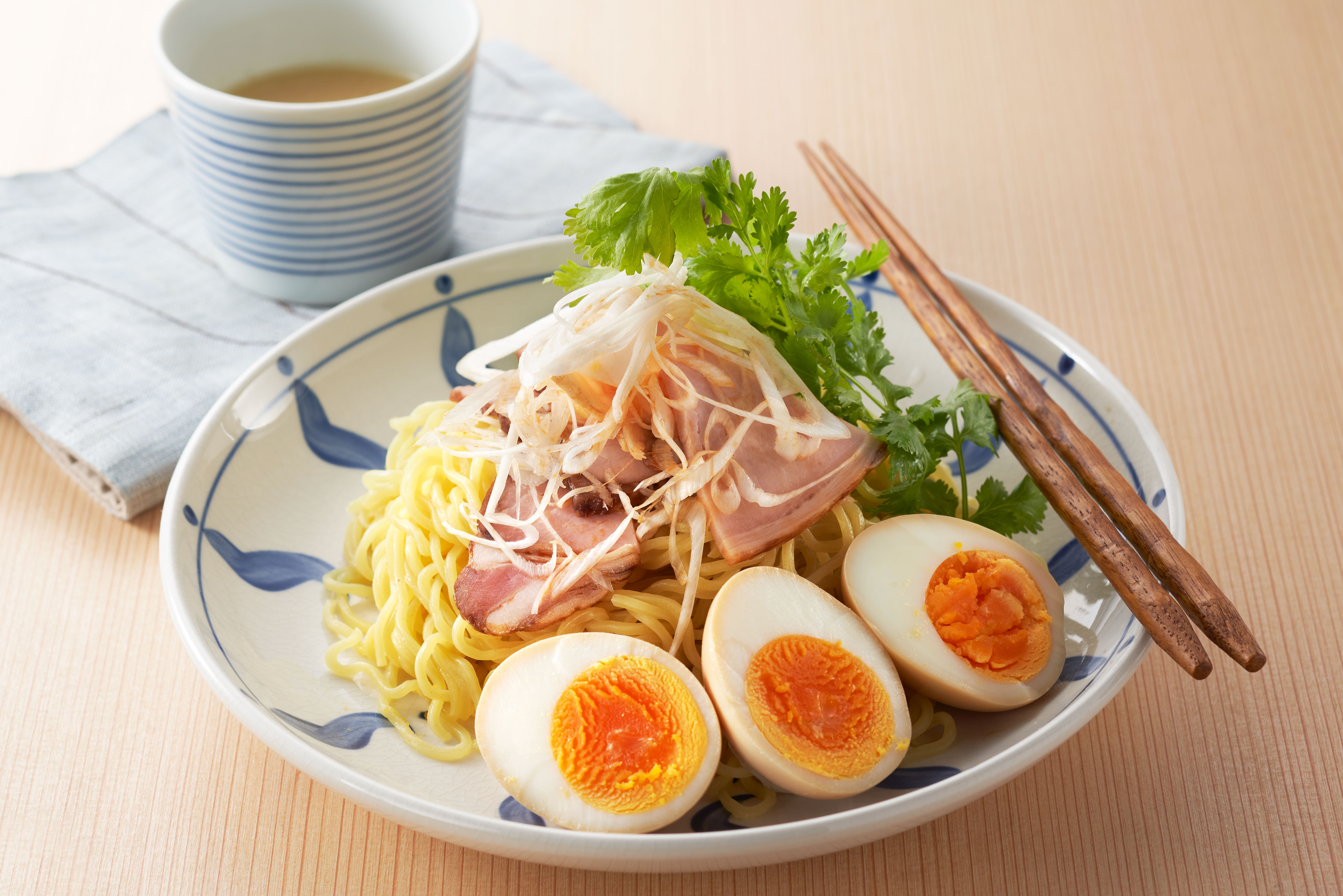 チャーシューとネギの辛味和えと味玉のつけそば出来上がり図